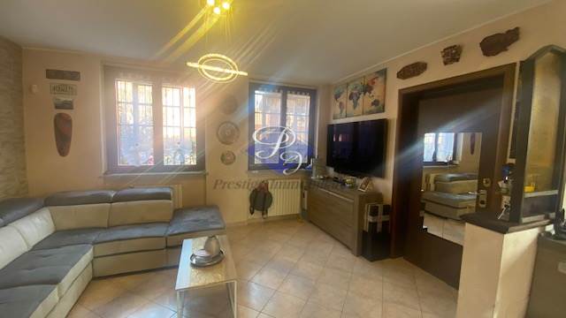 Villa Bifamiliare: Comfort e privacy nel cuore del paese