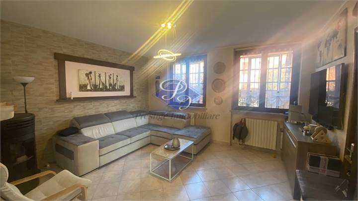 Villa Bifamiliare: Comfort e privacy nel cuore del paese