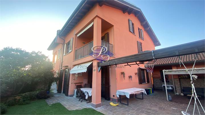 Villa Bifamiliare: Comfort e privacy nel cuore del paese