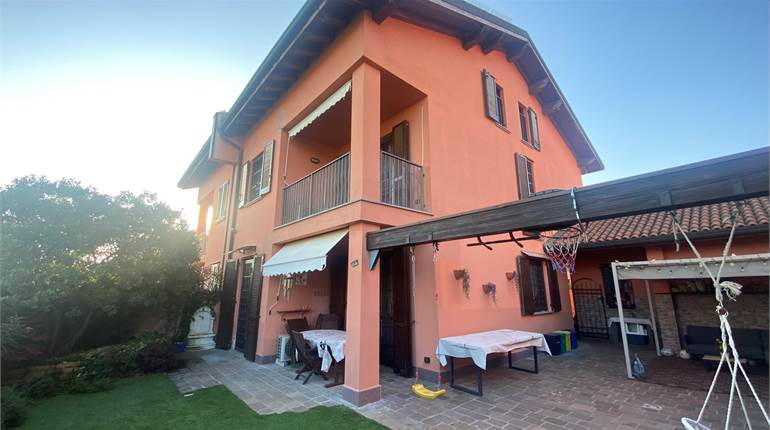 Villa Bifamiliare: Comfort e privacy nel cuore del paese
